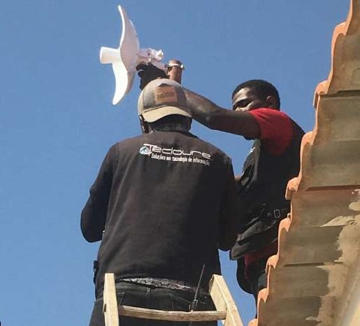 Técnicos da Tecloure a instalar uma antena num telhado