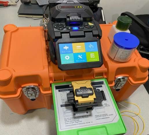 Máquina de fusão de fibra óptica em trabalho