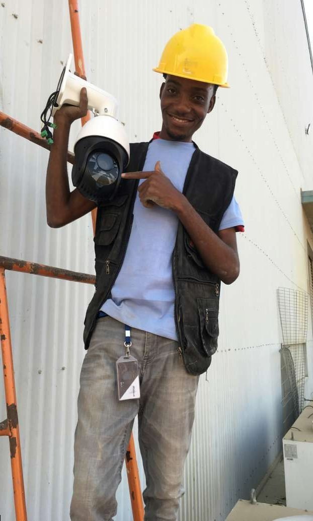 Técnico da Tecloure com uma câmara de vigilância PTZ